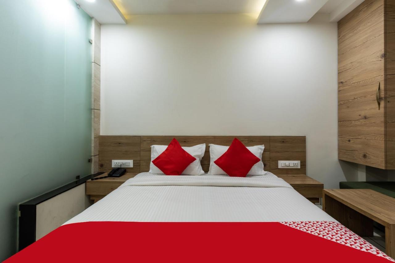 Capital O 47403 Hotel Manjeet Bhopal Exteriör bild
